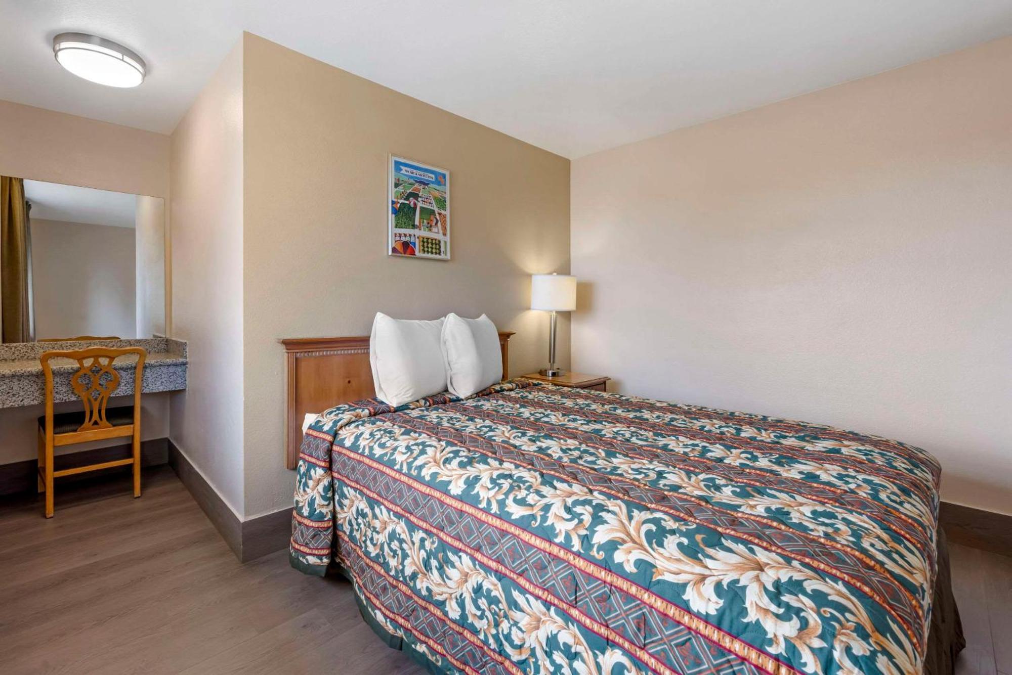 Rodeway Inn Олбани Екстериор снимка